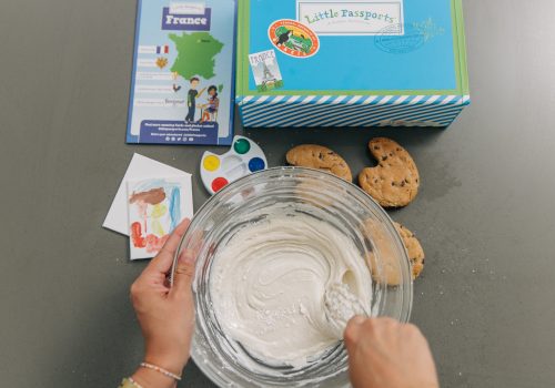 Make paint palette cookies with Baby Boy Bakery and Little Passports