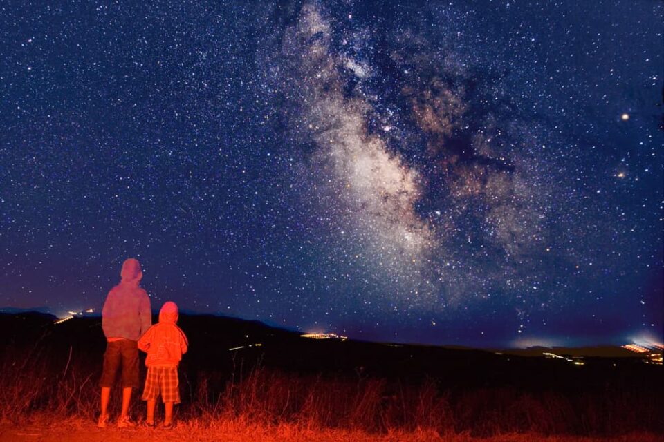 Two young observers look at the Milky Way