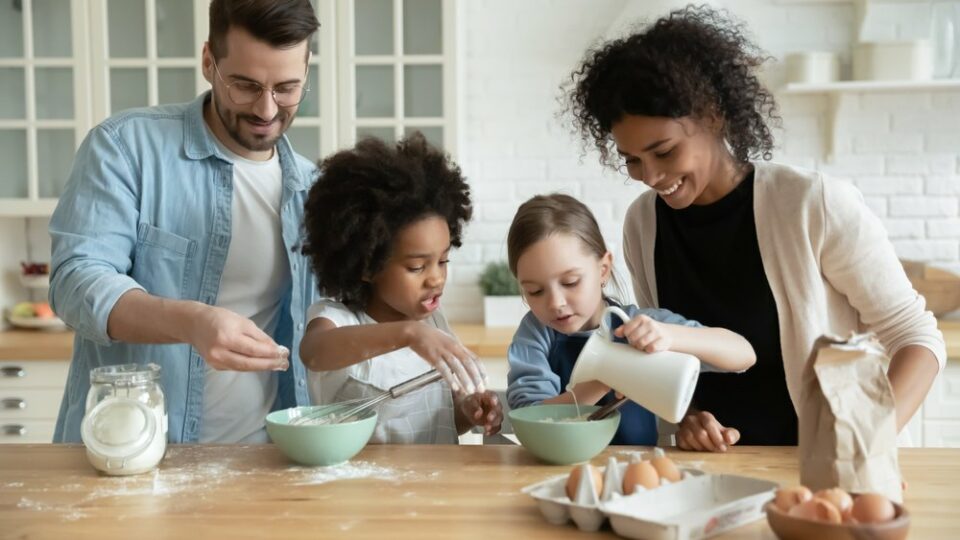 A-family-cooking-French-toast-in-the-kitchen