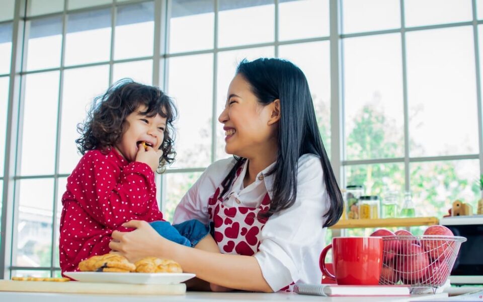 A-mom-and-daughter-enjoying-a-snack-together