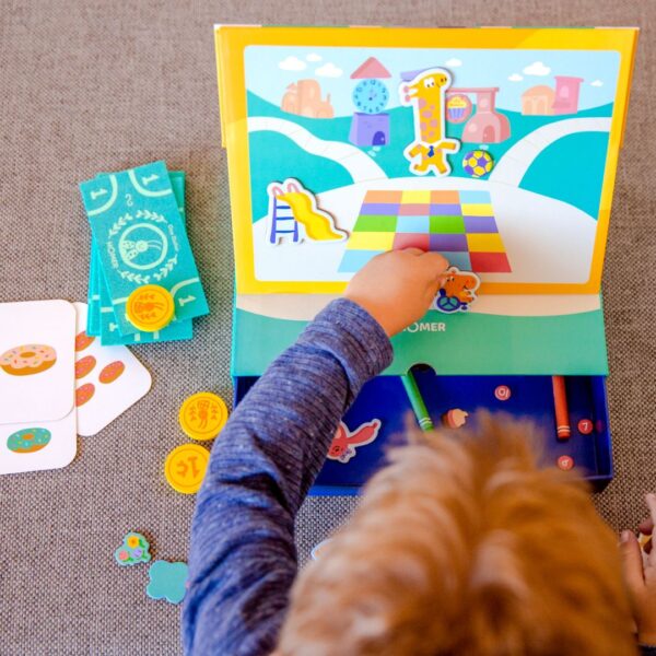 Kid playing with HOMER explore numbers kit